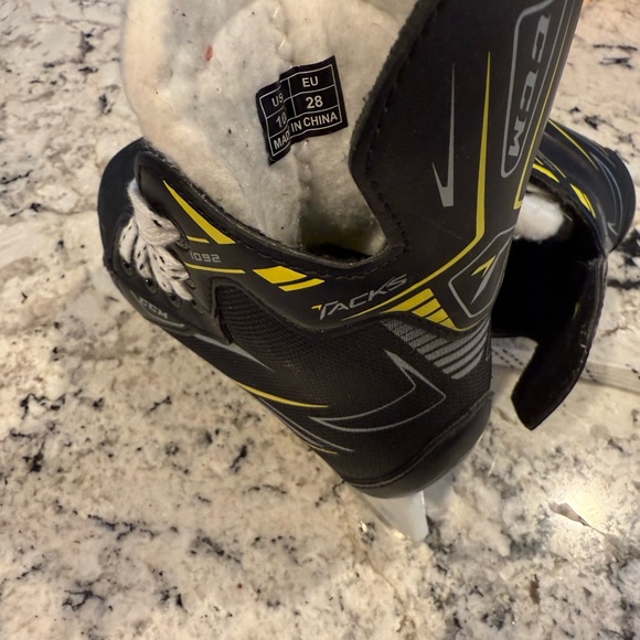 CCM Kids Hockey Skates - Black and Yellow - Picture 4 of 5